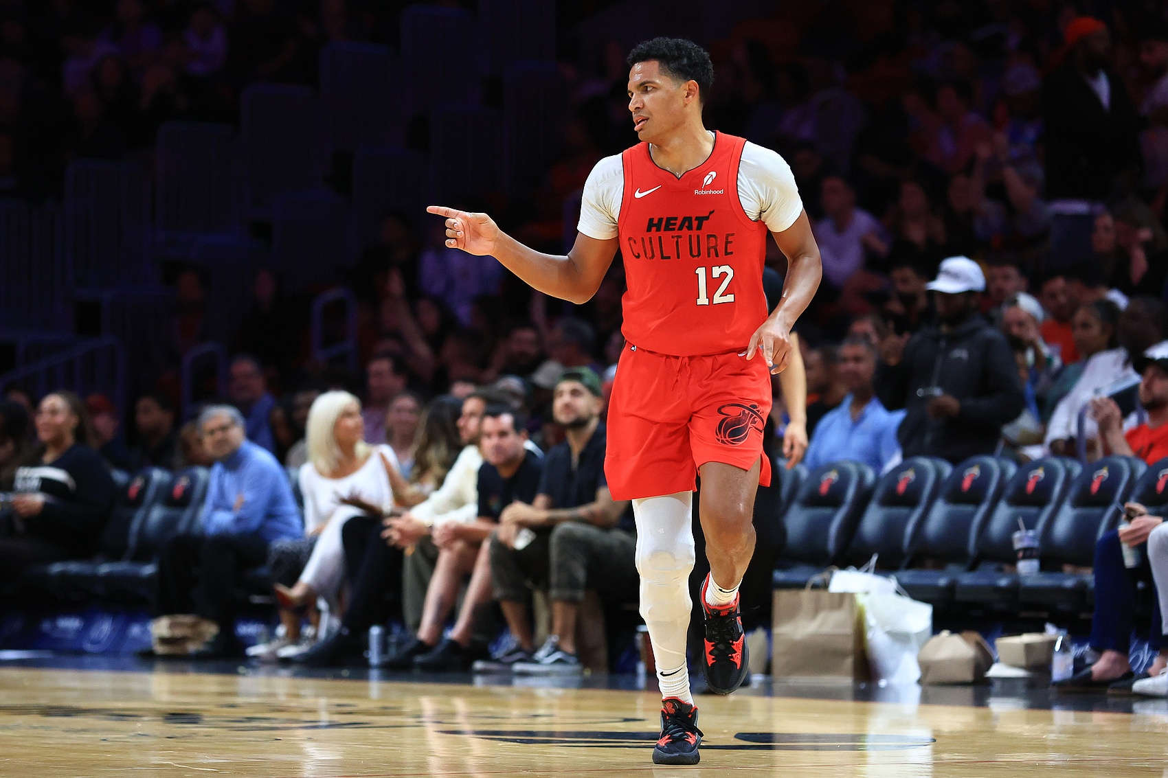 九游体育官方网站-哈克斯:德鲁·史密斯表现稳定攻防带来很多贡献 加德纳展现能量